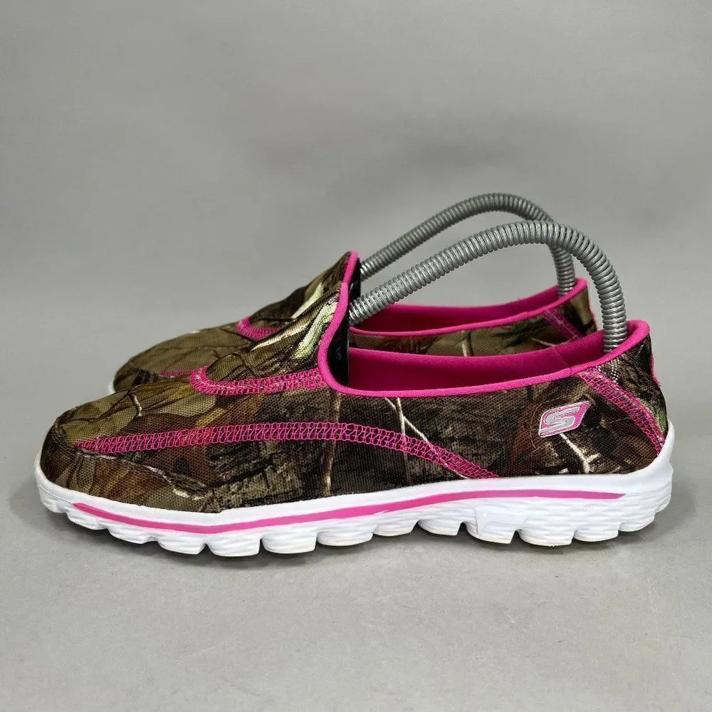 Skechers Girl's Size 5 Go Walk 2 - The Real‎ Deal Slip On Camouflage Sheos